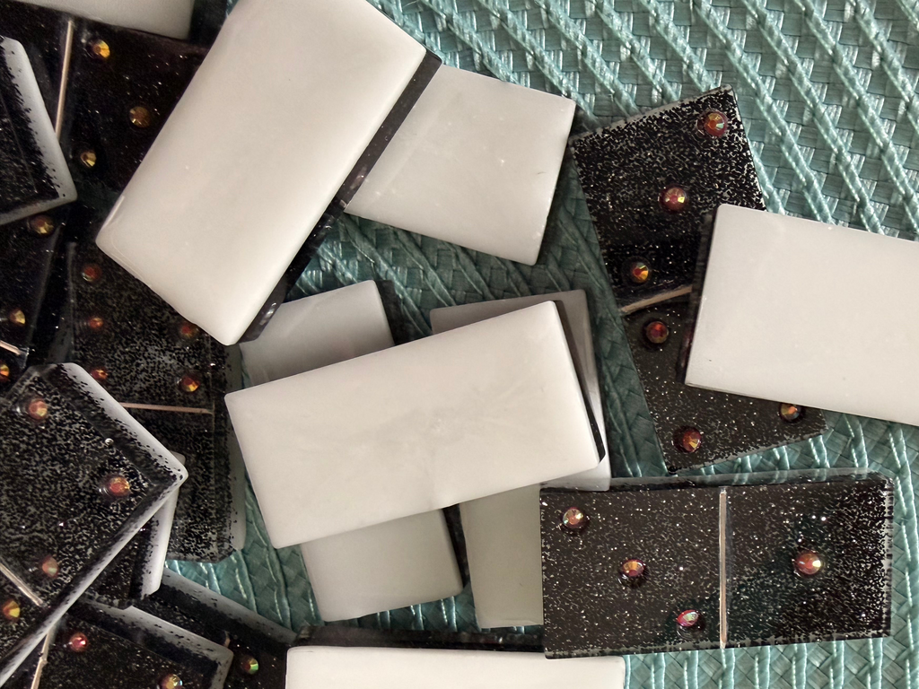 Dominos Black white glitter